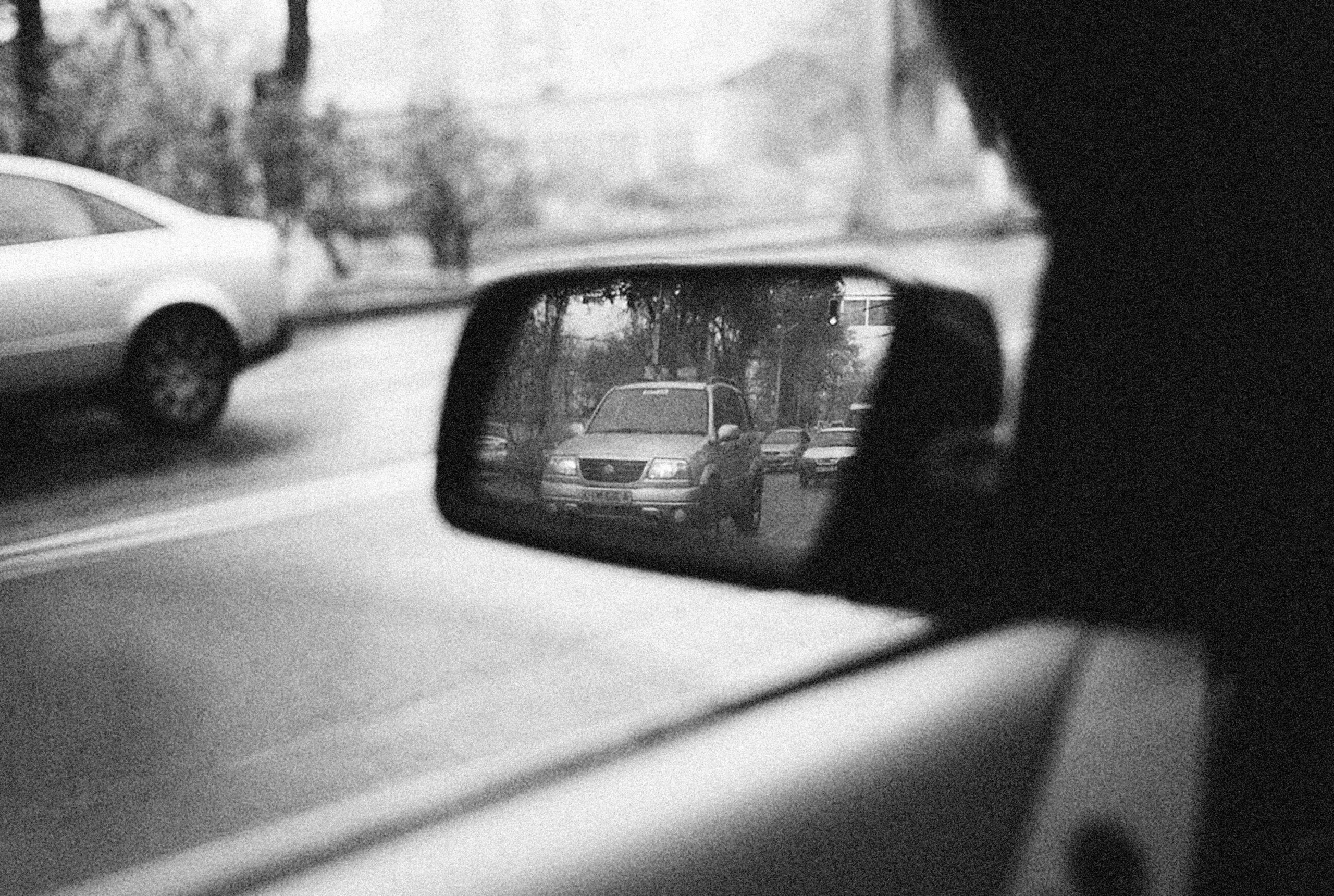 Oglinzile și unghiurile moarte: verificări înainte de manevră