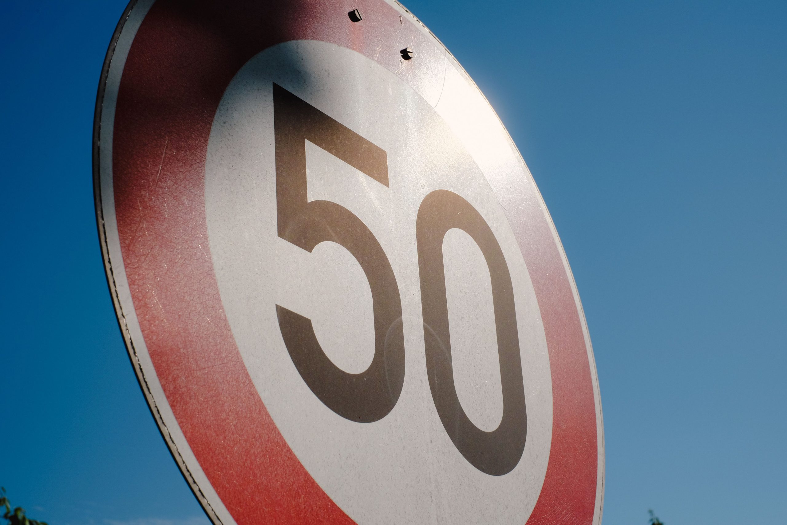 Indicatoarele de limitare a vitezei: cum le aplici în trafic